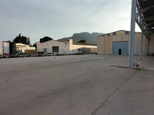 TERRENO CON VARIAS NAVES Y EXPOSICIÓN