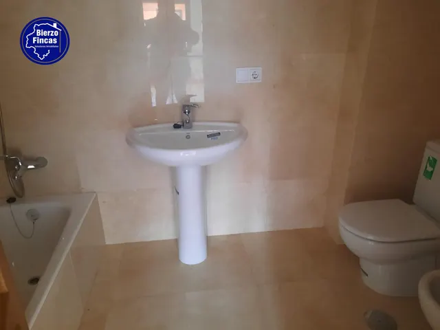 **se vende vivienda en san antonio, Ponferrada** — 11