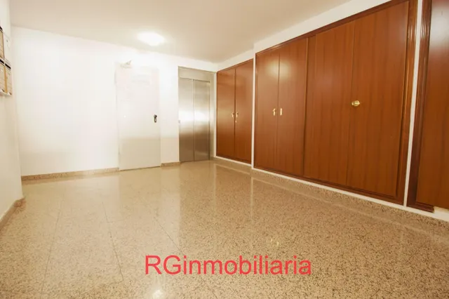 Apartamento 2 habitaciones, patio, trastero y zona aparcamiento. — 23