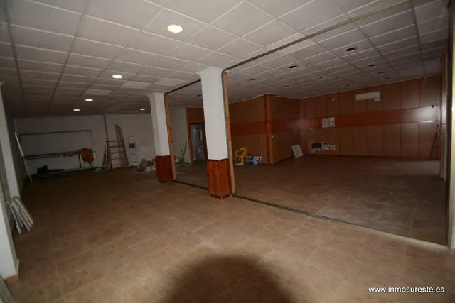 Alquiler de local comercial con dos persianas en pleno centro de la ciudad de Orihuela. — 7