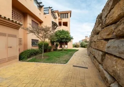Apartamento en planta baja elevada con jardín privada, en La Mairena. — 29