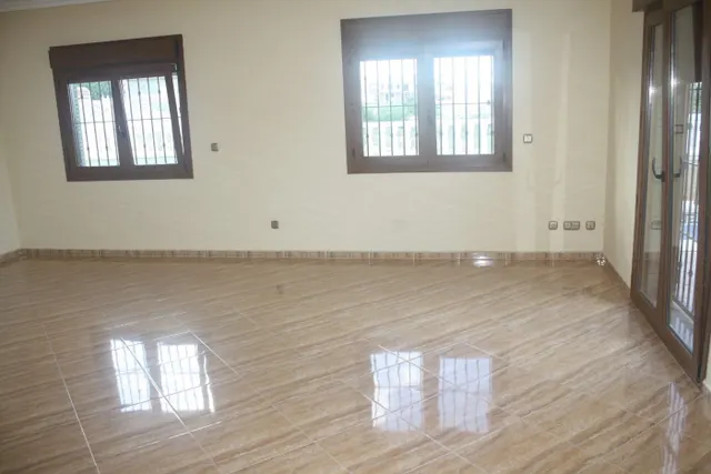 Fantástico Chalet Estilo Mediterráneo en Los Altos de Torrevieja con 3 Dormitorios y 4 Baños — 11
