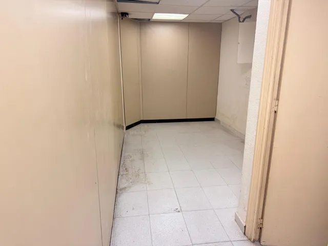 LOCAL COMERCIAL CON POSIBILIDAD DE CAMBIO DE USO — 2