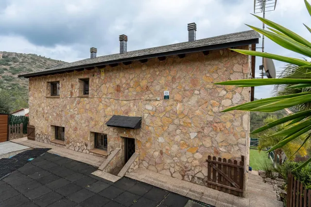 Casa con piscina y vistas a la montaña en Mas Borràs — 3