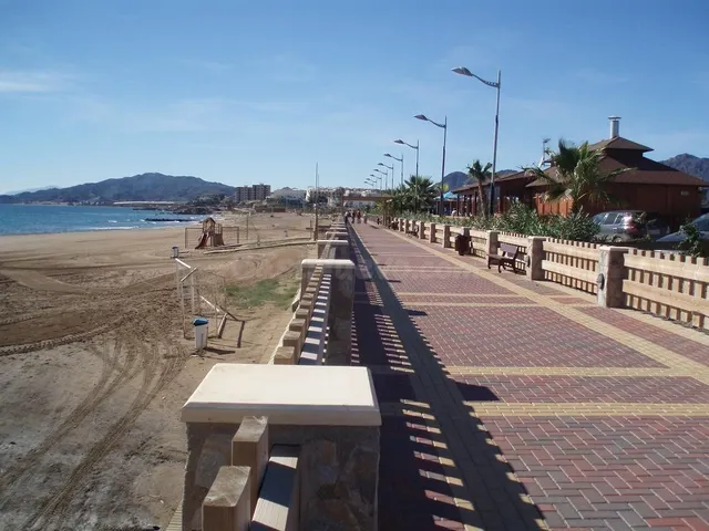 Amplio apartamento de 3 dormitorios a 600 metros de la playa y servicios — 40
