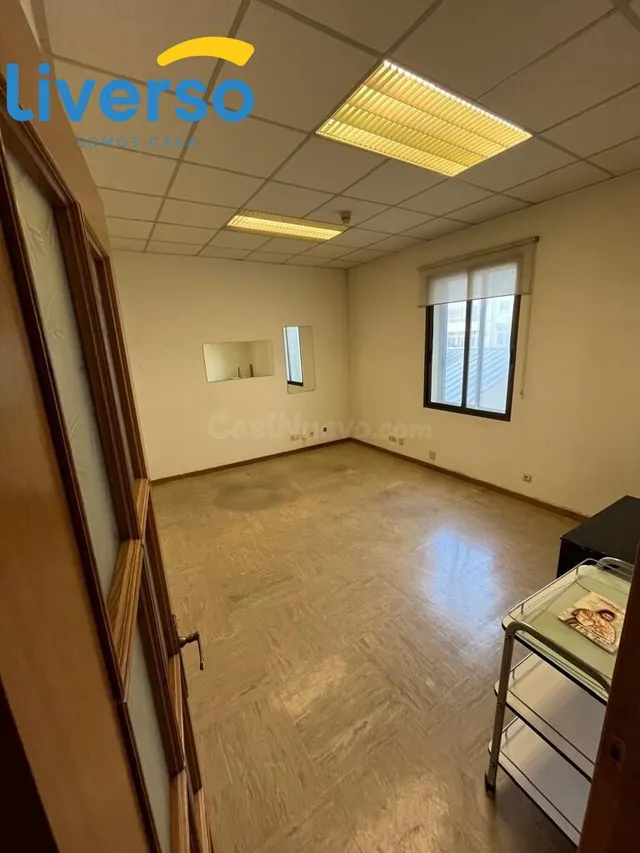 Alquila tu local al mejor precio junto a Plaza España - foto 3