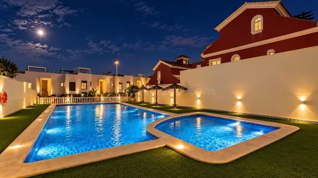 CHALET CON PISCINA COMUNITARIA JUNTO A VILLAMARTIN GOLF, ORI