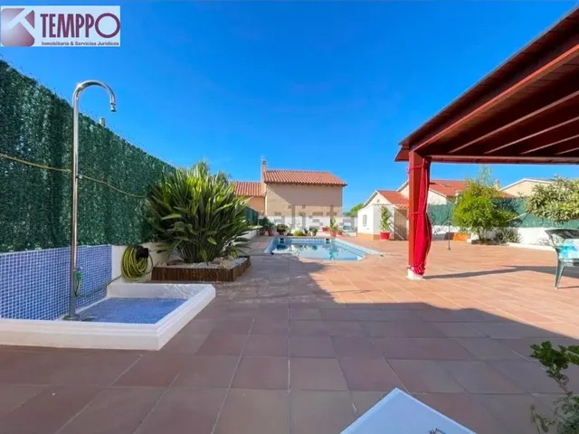 Chalet independiente con piscina privada, 5 dormitorios y placas solares en parcela de 450 m2 — 34