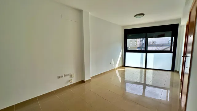 Piso exterior de 3 dormitorios y 2 baños con garaje y trastero en Avenida Buenos Aires. — 2