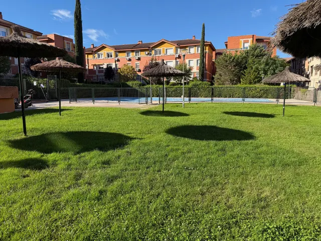 Luminoso piso de 3 dormitorios con piscina, garaje y trastero en el centro de Villanueva del Pardillo — 26