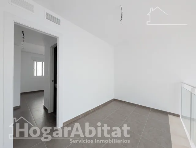 Estrena estilo de vida en este moderno adosado con gran porche, terraza, patio y piscina comunitaria — 23