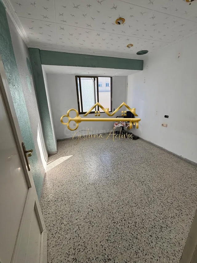 Piso con Gran Potencial y Vistas Despejadas en Zona Ramón y  - foto 3