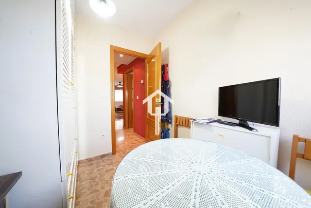 Chalet adosado con buhardilla en ciudad jardín de Alicante: garaje para 4 vehículos, terraza de 30m2 y piscina — 27