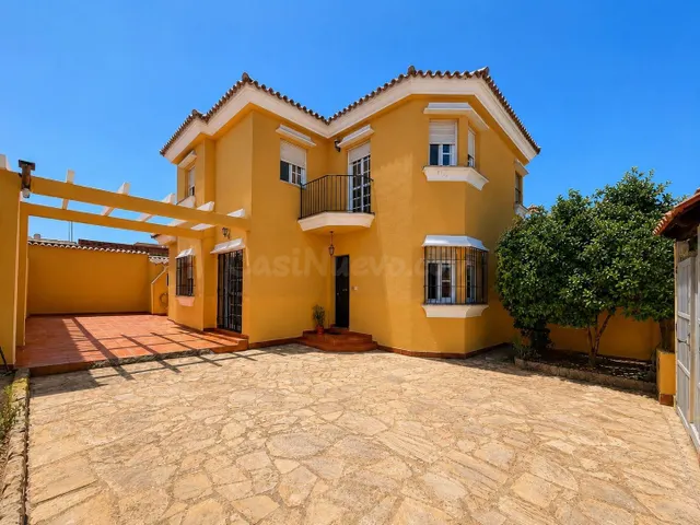 ADOSADO CON GRAN PATIO EN RINCONCILLO — 2
