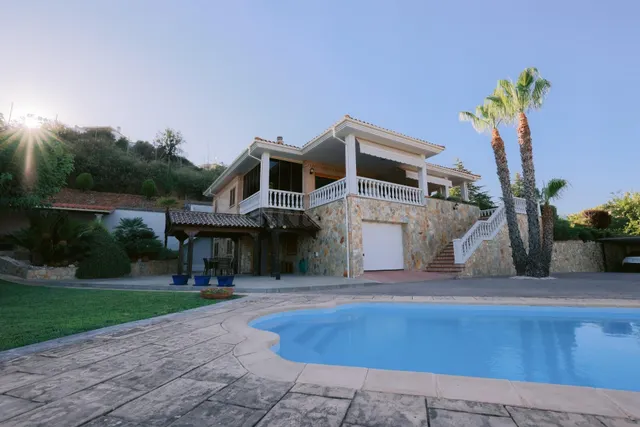 Chalet de lujo con piscina y pista de tenis frente al Puente