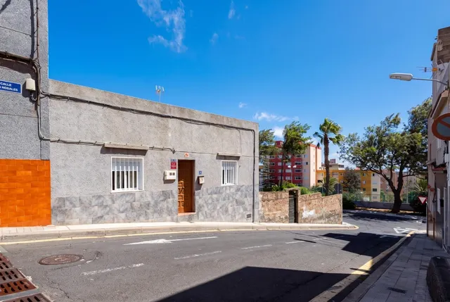 CASA UNIFAMILIAR CON TERRENO URBANO Y GRANDES POSIBILIDADES 
