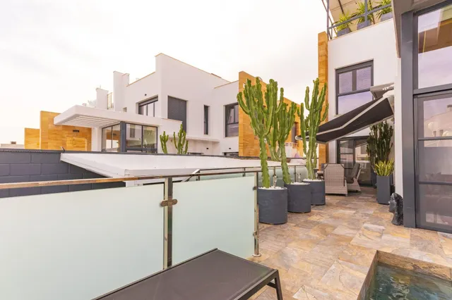 VILLA DE 3 DORMITORIOS Y 3 BAÑOS CON PISCINA EN LOMAS DE CABO ROIG, ORIHUELA COSTA — 3