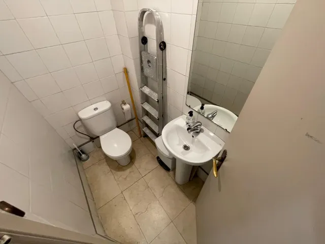 SE VENDE LOCAL CON INQUILINOS EN EL CENTRO — 16