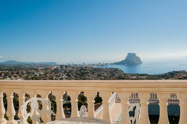 Amplia villa con vistas panorámicas al mar y pista de tenis privada en Calpe — 42