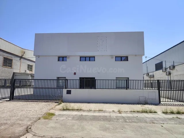Nave en Poligono de Las Quemadas totalmente reformada y perfectamente instalada para uso mixto de oficinas y almacen — 2