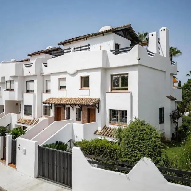 Chalet adosado en la Milla de Oro de Marbella — panorámica de La Concha — 3