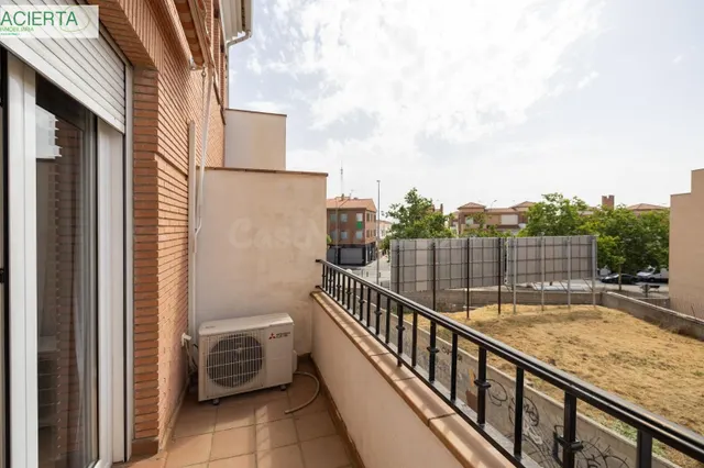ESPECTACULAR VIVIENDA ADOSADA DE 4 DORMITORIOS CON SÓTANO, TERRAZAS Y PATIO EN GRANADA — 4