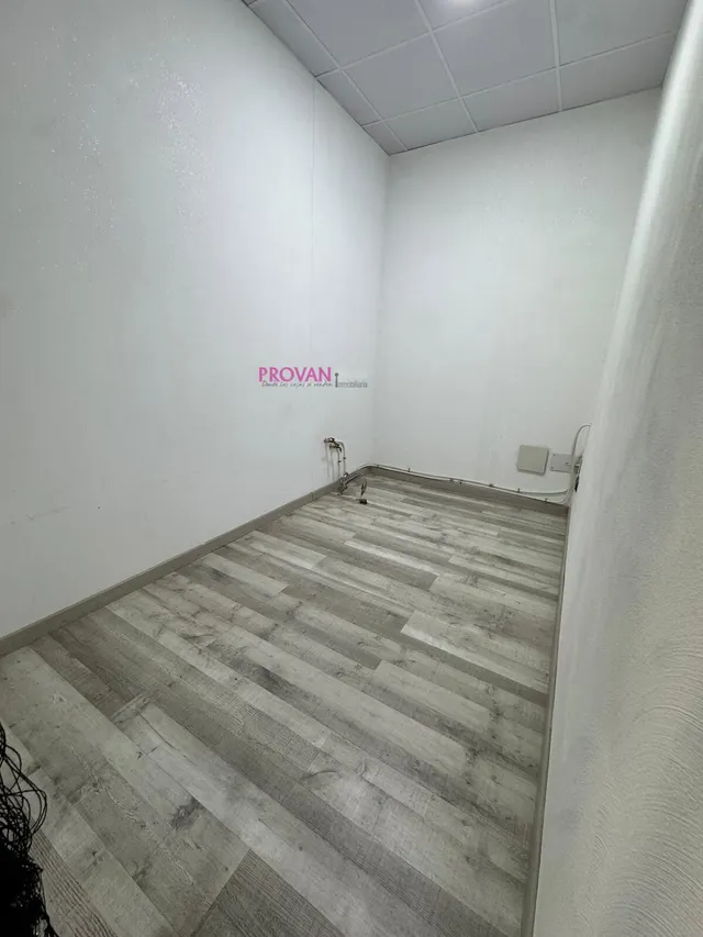 Local comercial en alquiler con tres salas y baño  adaptado — 16