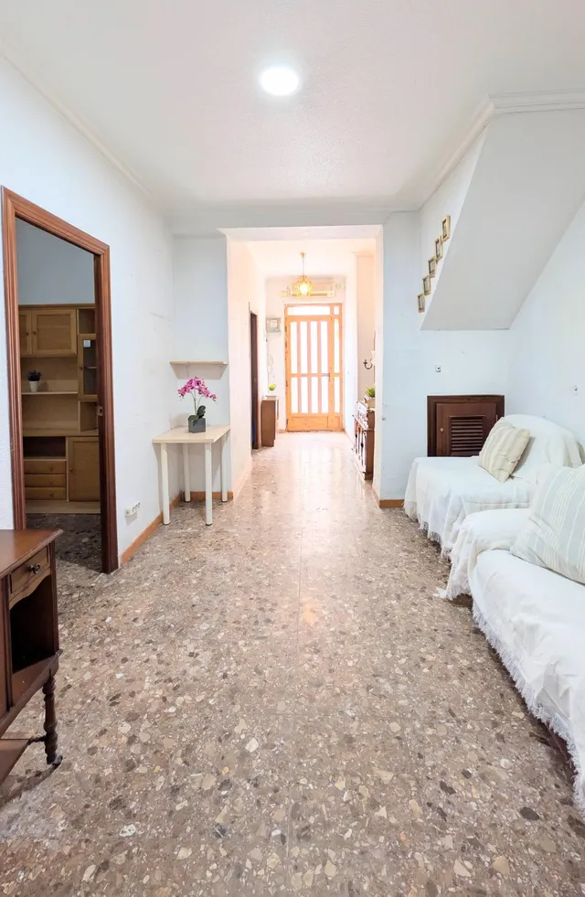 ¡Oportunidad única en la zona de Plaza de Barcelona!. Planta baja con entrada independiente y gran patio pisable. — 24