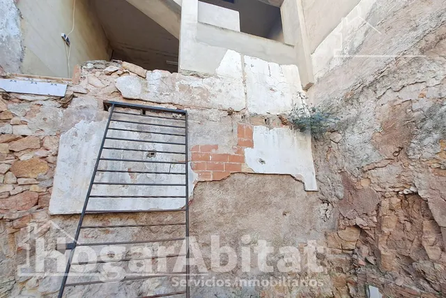 ¡OPORTUNIDAD INCREÍBLE! TERRENO URBANO AMPLIO Y CON COCHERA — 38