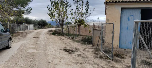 SE VENDE TERRENO A 20 MINUTOS DE ALICANTE CON AGUA Y CASA PARA REFORMAR — 2