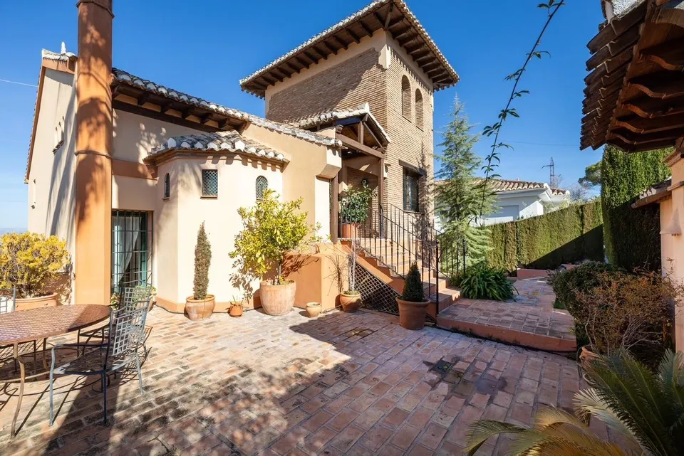 GRAN CASA CON PISCINA EN COLINAS BERMEJAS, MONACHIL
