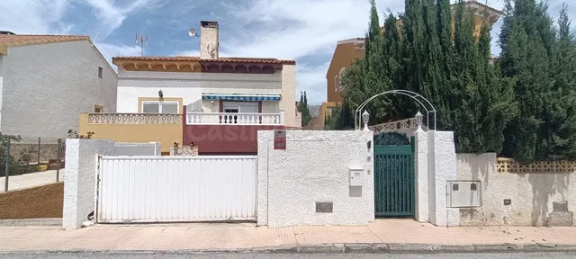 CASA DE 3 PLANTAS CON GARAJE Y PISCINA PRIVADA - foto 2