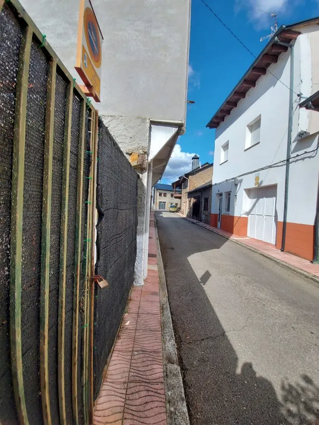 Casa en Toreno con Terreno: Amplia Propiedad de 3 habitaciones — 18