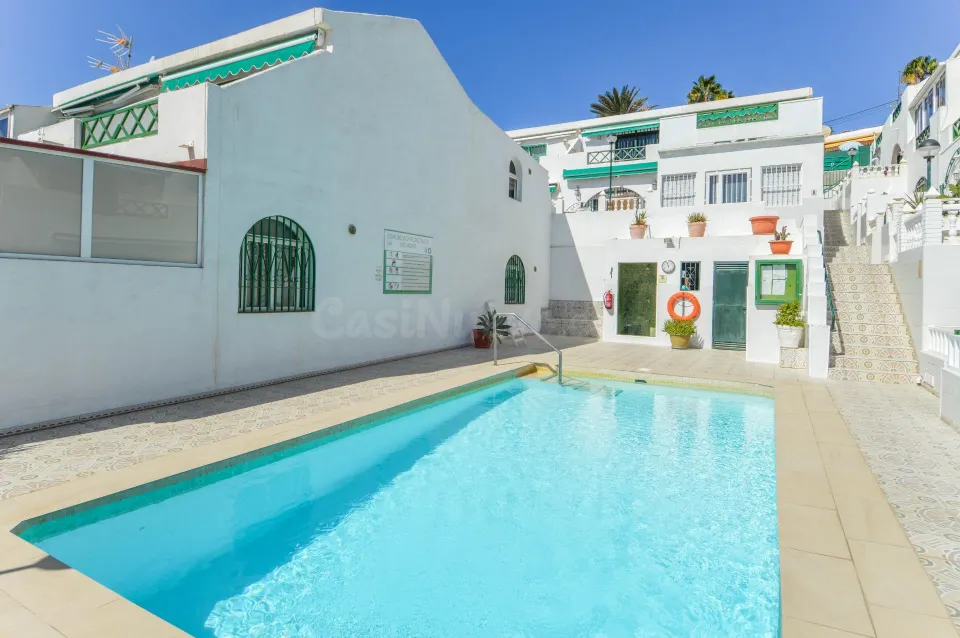 Dúplex con 3 dormitorios y vistas al mar en Loma Dos: Proyecto con alto potencial de reforma
