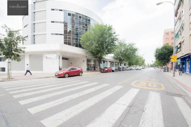 Se vende plaza de aparcamiento cerrada junto Alhamar — 15