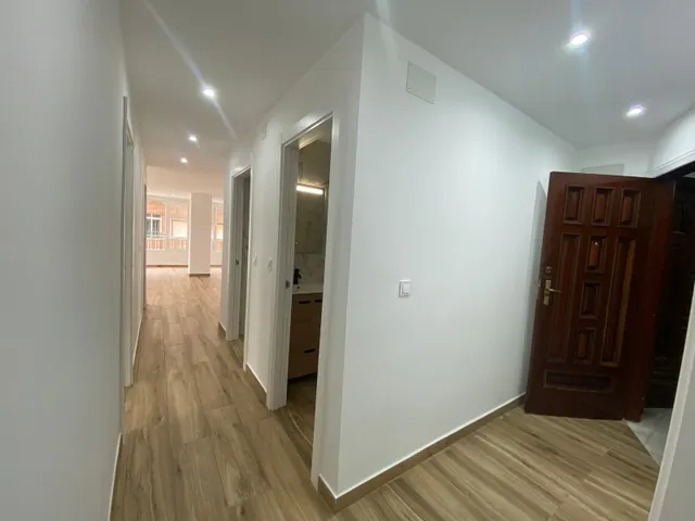 Reformado apartamento en primera línea de Torrevieja con vistas laterales al mar y piscina — 14