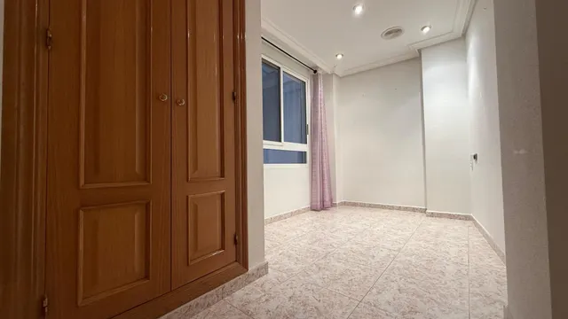 ✨ Piso de 135 m2 en pleno centro de Torrevieja, junto a la Plaza de la Constitución – Amplio, luminoso y con infinitas posibilidades ✨ — 18