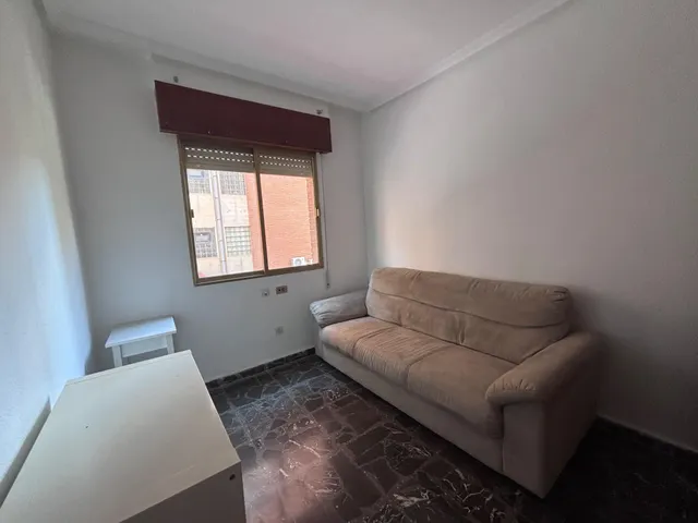 Piso para estudiantes muy luminoso de 3 dormitorios en la Alameda, Cartagena. — 14