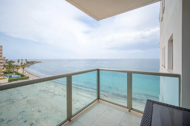 Se vende apartamento con vistas al mar, de 4 dormitorios y 3