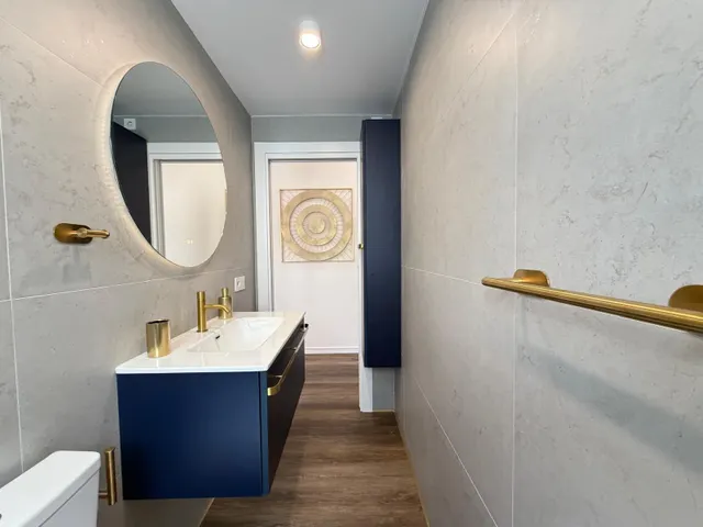 Apartamento totalmente reformado con vistas al mar y a 100 metros del puerto. con 3 dorm. 2 baños. superficie de 100 m2. — 24