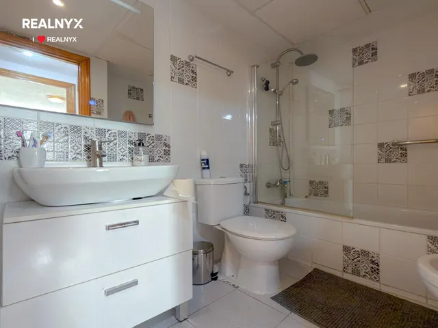 ¡Oferta Especial! Amplio apartamento con 3 dormitorios + gran terraza y vistas a la piscina comunitaria + Garaje incluido en el precio — 23