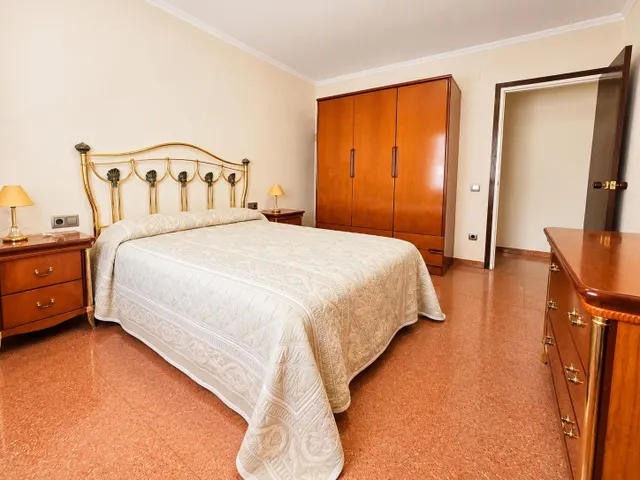 Piso de 4 habitaciones con ascensor en Manresa — 9