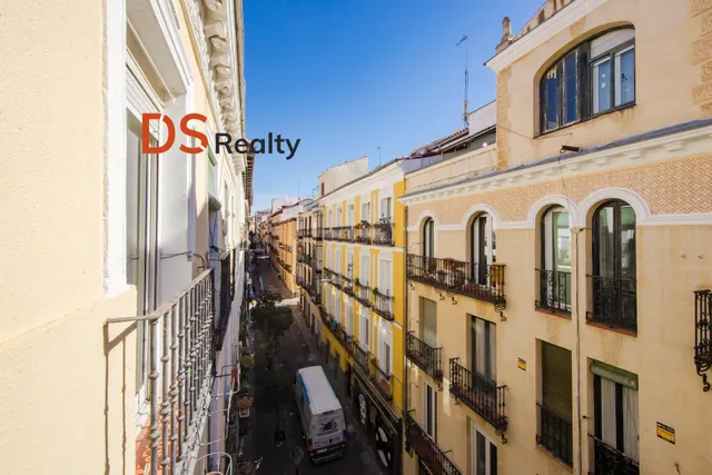 Ds realty presenta | piso 3+1 con dos balcones en malasaña. — 12