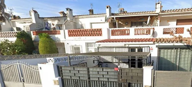 Se vende garaje OKUPA en Calle Puigmal de Castelló d'Empúrie - foto 2