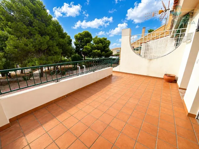 FANTASTICO DUPLEX EN EL ALAMILLO EN RESIDENCIAL CON PISCINA 