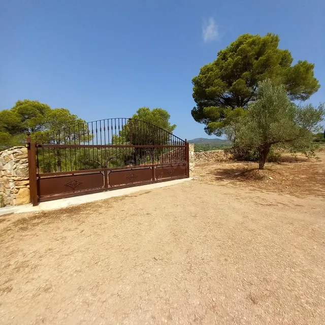 Finca rústica con casa de campo reformada, olivos, algarrobos y caravana, cerca de Tortosa — 24