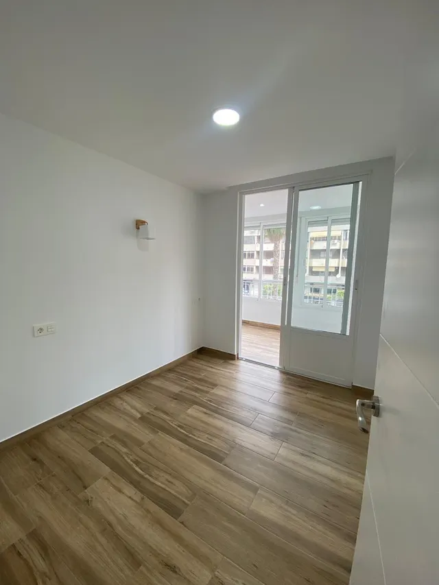 Reformado apartamento en primera línea de Torrevieja con vistas laterales al mar y piscina — 12