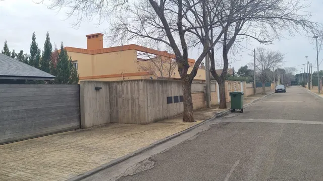 Casa independiente a la venta de 645 m2 construidos en el Alto de La Muela. — 24