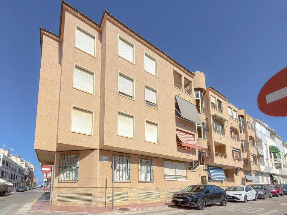 OPORTUNIDAD! Fantástico apartamento reformado con confortable terraza y vistas despejadas (210 Mts playa)