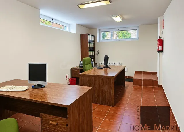 ESTUDIO HOME MADRID ofrece oficina profesional de 52,51 m2, con jardín circundante, en el barrio de Peñagrande. — 2